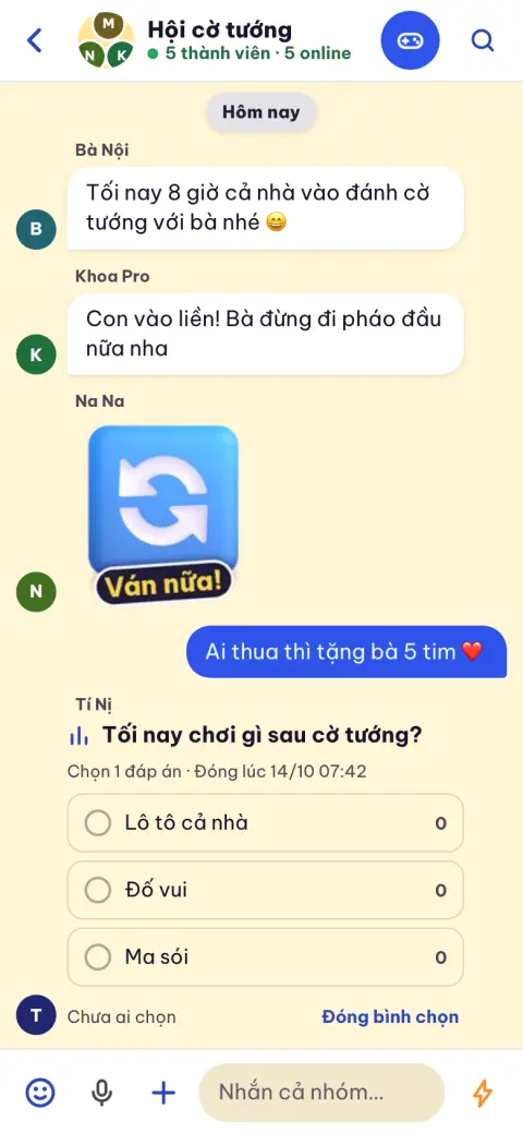 Nhóm chat Hội cờ tướng có tin nhắn, sticker Ván nữa và một cuộc bình chọn